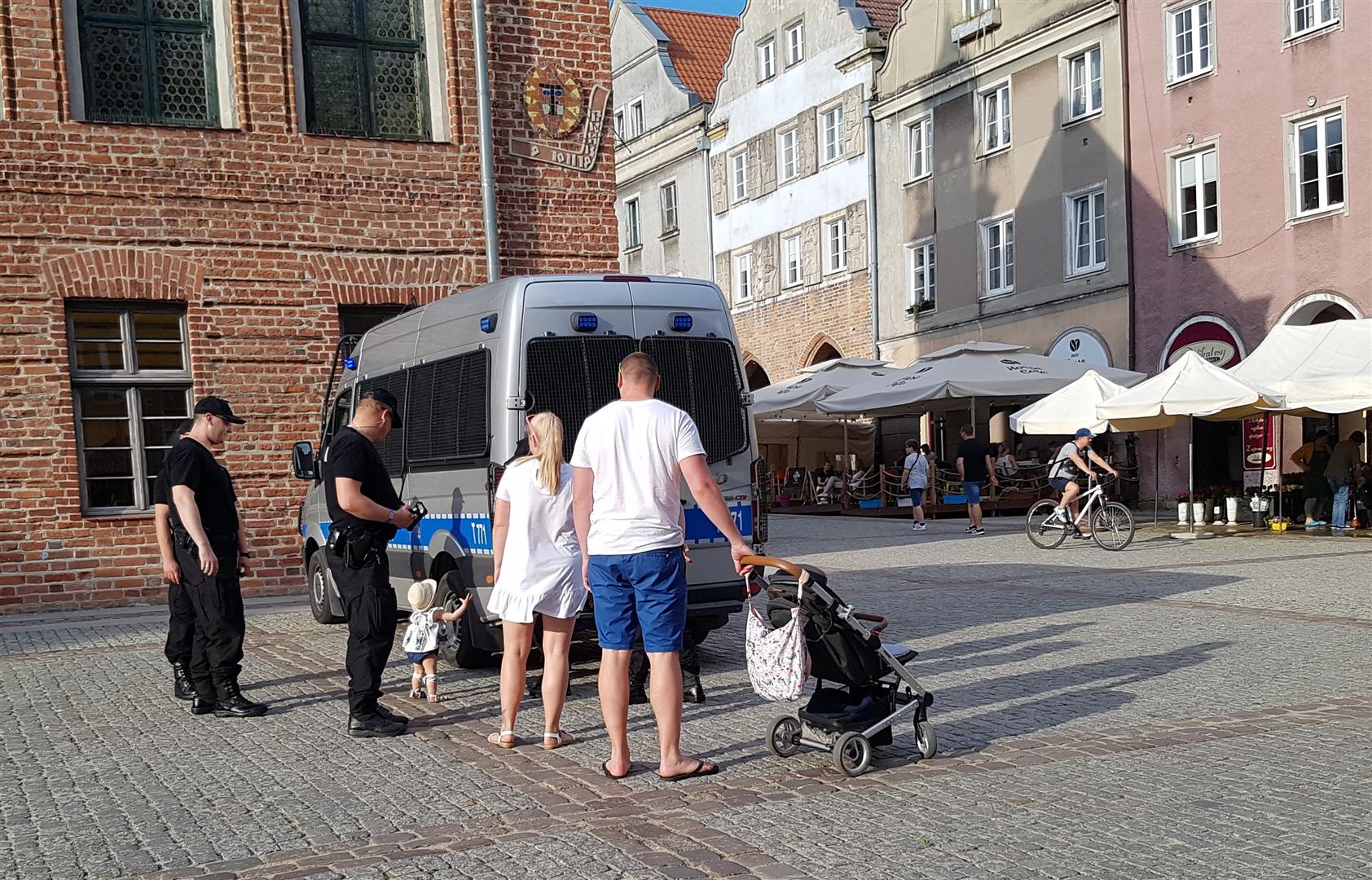 Dwóch mężczyzn zaczepiało i biło ludzi na starówce. Rzucali w nich krzesłami stare miasto Olsztyn, Wiadomości