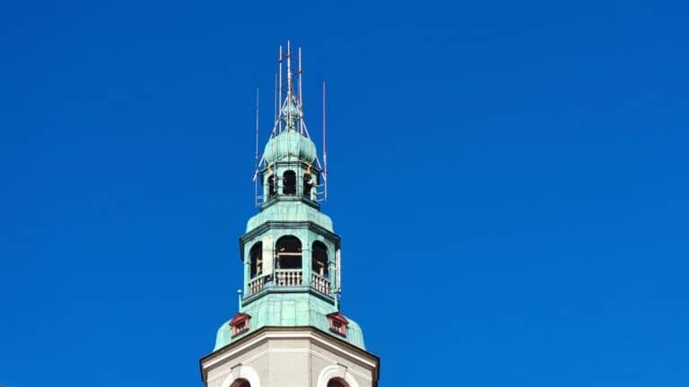 Kto naprawi iglicę ratuszowej wieży?