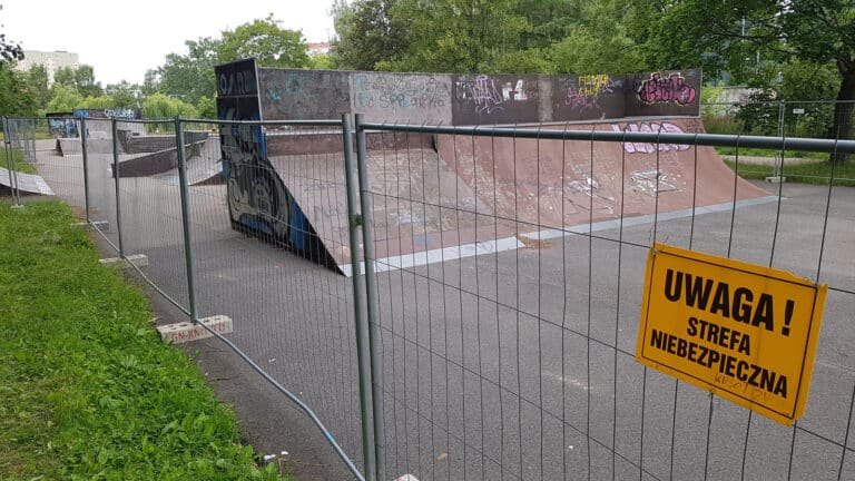 Kuriozalna decyzja OSiR, czy zaniedbanie Urzędu Miasta? Lewica Razem krytykuje zamknięcie skateparku