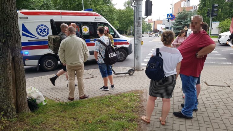 16-latek jadąc hulajnogą z pasażerką wjechał w bok autobusu miejskiego