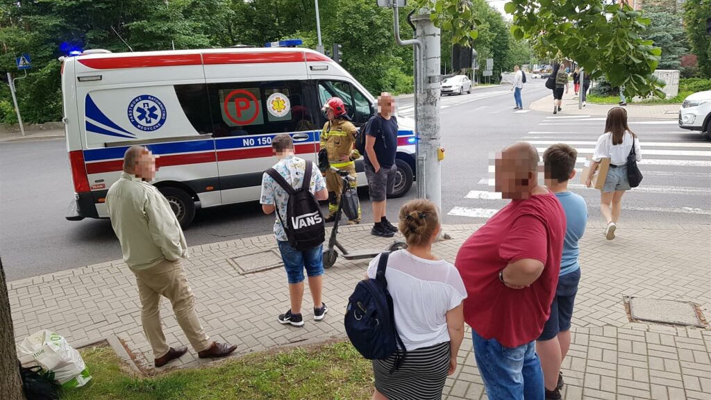 16-latek jadąc hulajnogą z pasażerką wjechał w bok autobusu miejskiego wypadek Olsztyn, Wiadomości