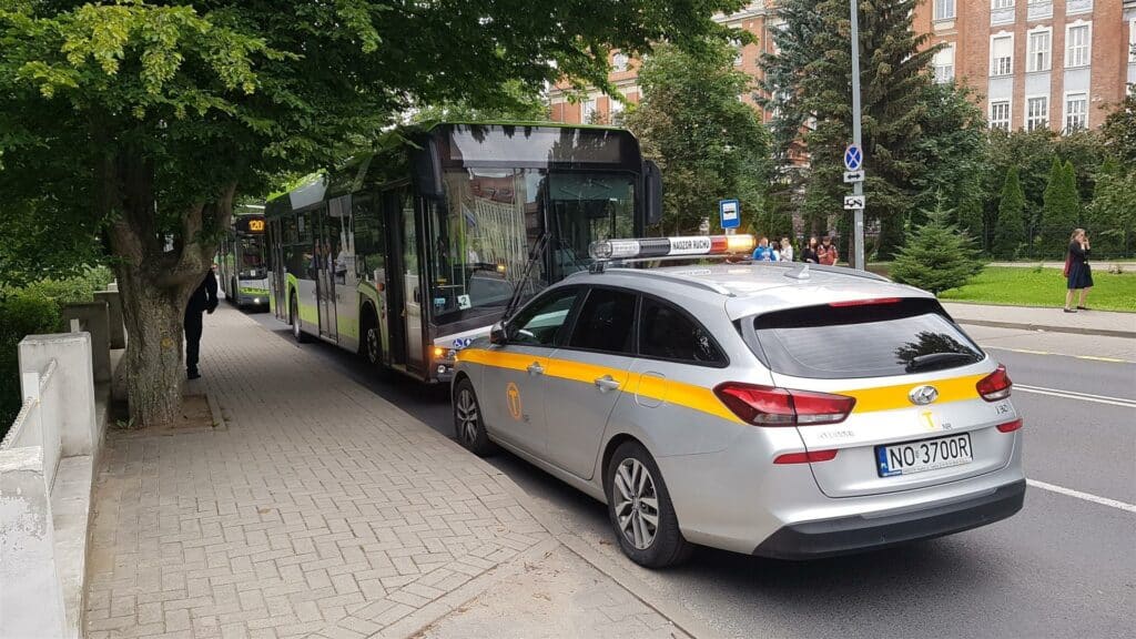 16-latek jadąc hulajnogą z pasażerką wjechał w bok autobusu miejskiego wypadek Olsztyn, Wiadomości