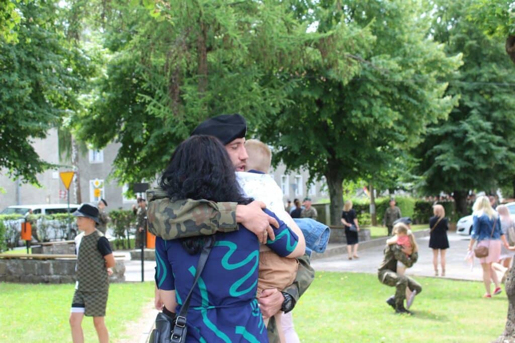 Jeden obraz wart jest więcej niż tysiąc słów. Polscy żołnierze wrócili do domu