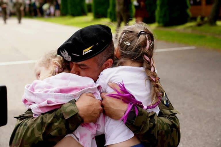 Jeden obraz wart jest więcej niż tysiąc słów. Polscy żołnierze wrócili do domu