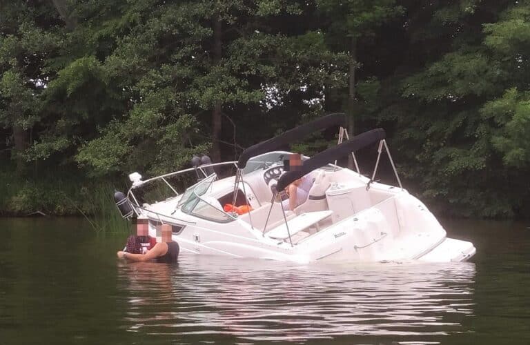 Wypadek na jeziorze. Zderzyły się dwie motor&oacute;wki,  jedna z nich zatonęła