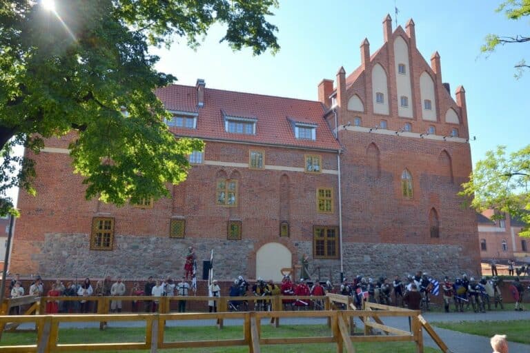 Wystawa historycznego obuwia na zamku w Kętrzynie