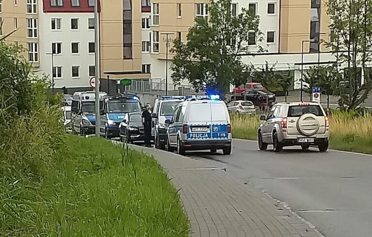 Akcja policji na ul. Bartąskiej. Cztery radiowozy zatrzymały czarne auto