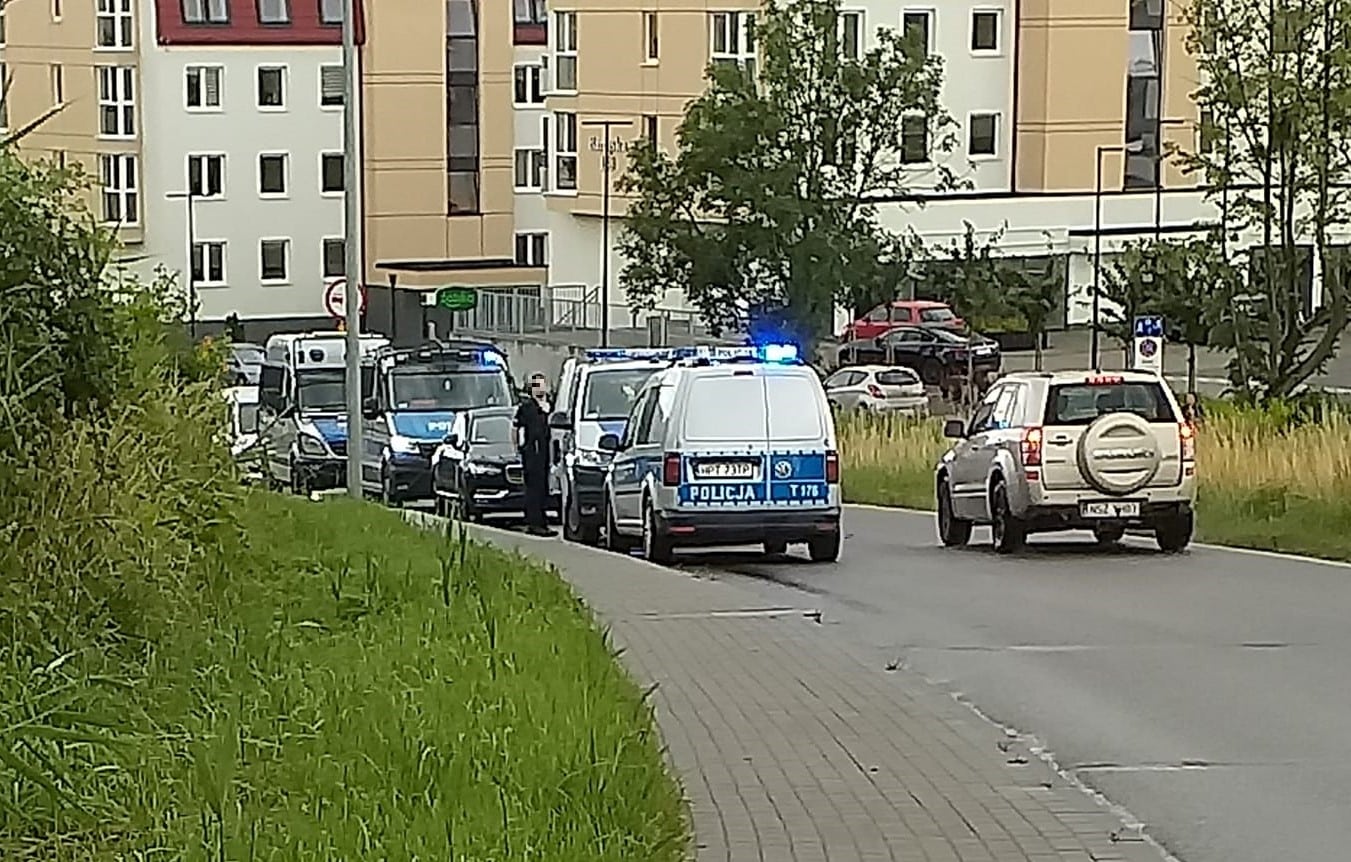 Akcja policji na ul. Bartąskiej. Cztery radiowozy zatrzymały czarne auto Wiadomości, Lidzbark Warmiński