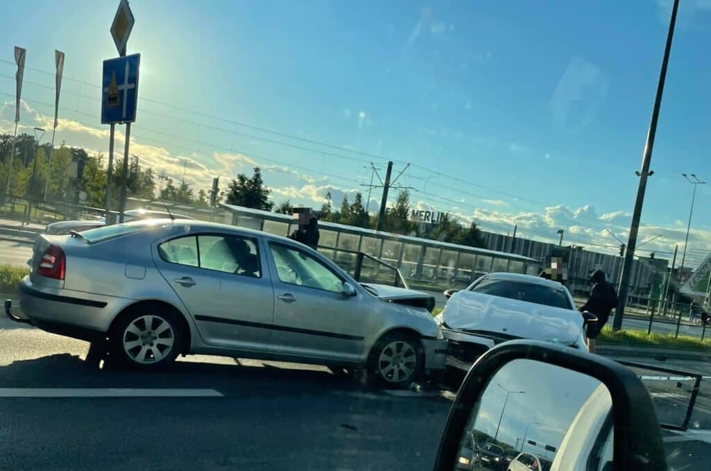 Czekasz sobie spokojnie na zielone światło, a tu nagle wbija się w ciebie pirat drogowy :( - Młody kierowca nie opanował ekskluzywnego Mercedesa? Pod Galerią Warmińską rozbił trzy auta