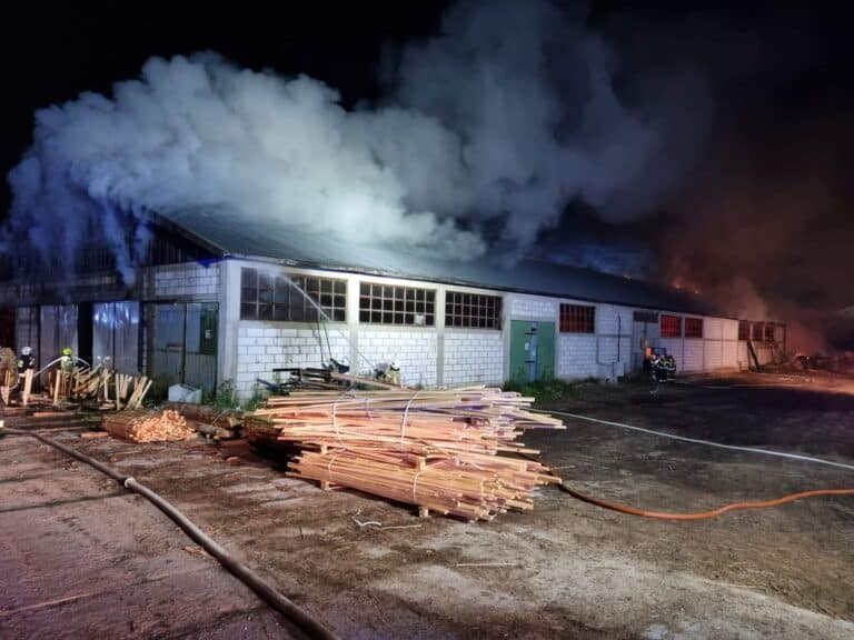 Strażacy dogaszają pożar tartaku