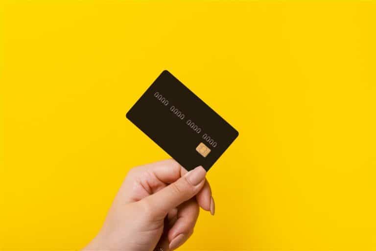 Karta kredytowa czy debetowa za granicą — którą wybrać?