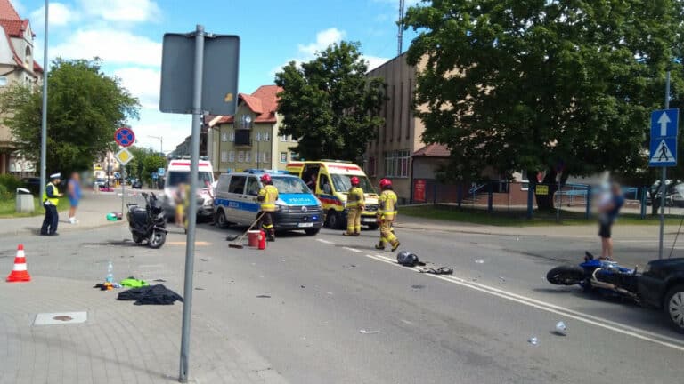 Wypadek drogowy z udziałem motocykla, motoroweru oraz samochodu osobowego