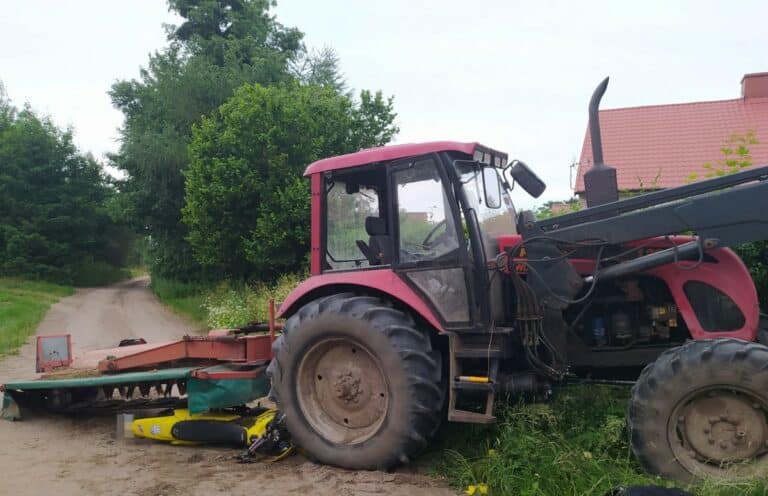 Kierujący motocyklem doznał urazu kończyny dolnej po zderzeniu z ciągnikiem