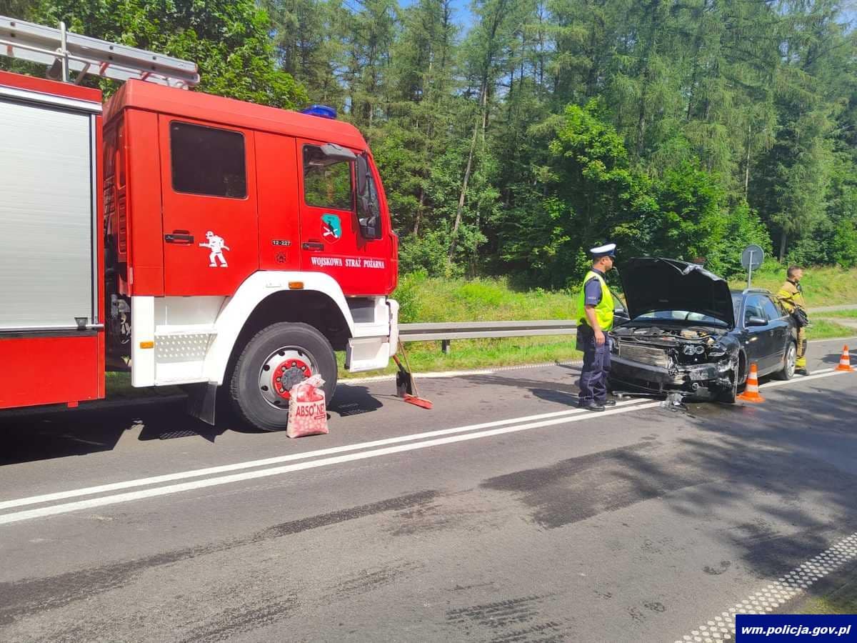 21-latek kierując audi nie zachował bezpiecznej odległości od pojazdu VW Passat i najechał na jego tył wypadek Węgorzewo, Wiadomości