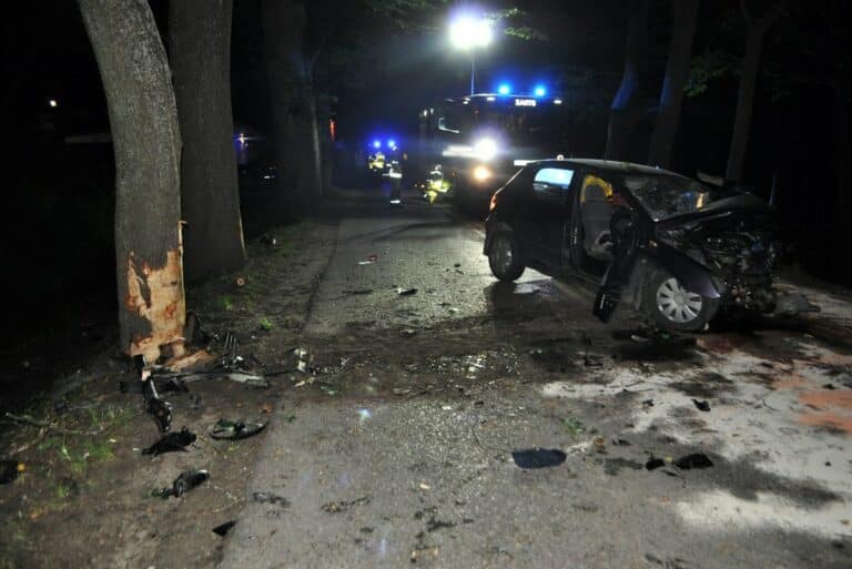 Tragiczne zdarzenie. Pojazd stał na środku drogi, a kierowca leżał w przydrożnym rowie