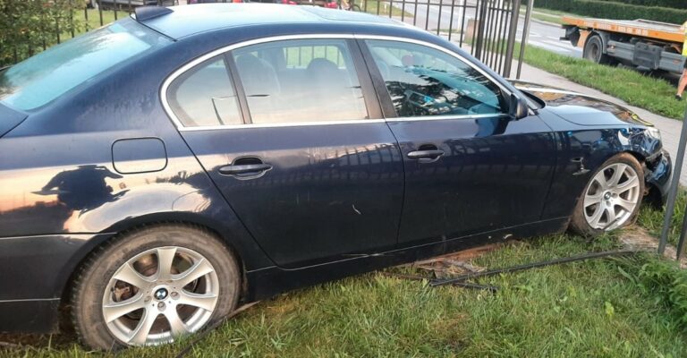 Kierowca BMW staranował ogrodzenie. Może trafić do więzienia nawet na 15 lat
