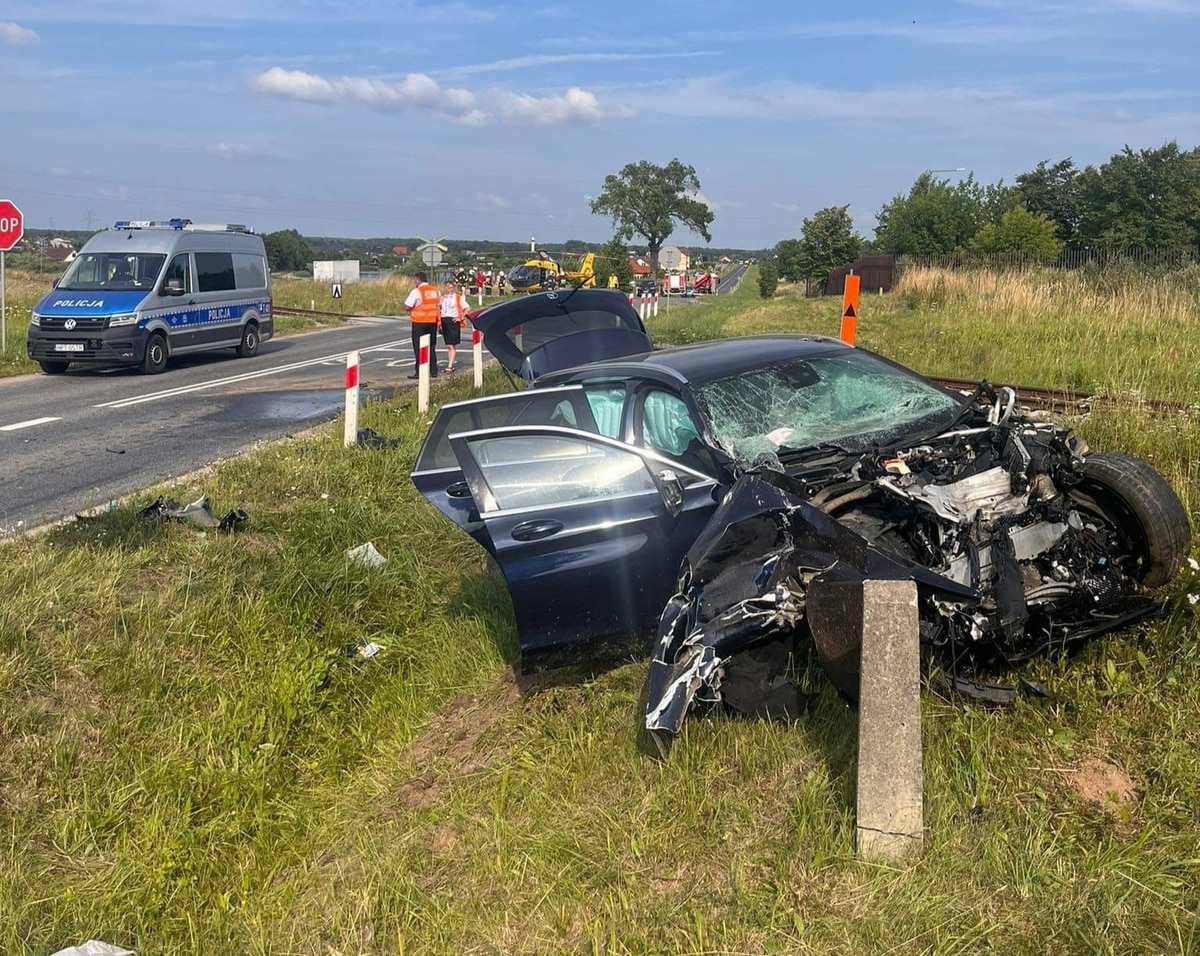 35-letni kierowca osobowego mercedesa zderzył się z pociągiem relacji Warszawa - Gdynia wypadek Działdowo, Wiadomości