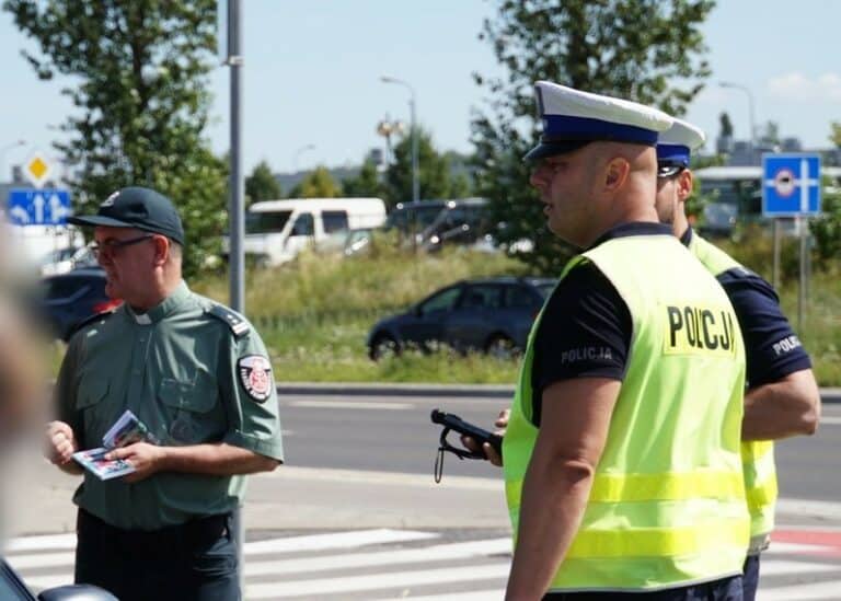 Olsztyńskiej &bdquo;drog&oacute;wce&rdquo; towarzyszył ksiądz, kt&oacute;ry prosił kierowc&oacute;w o nawr&oacute;cenie się