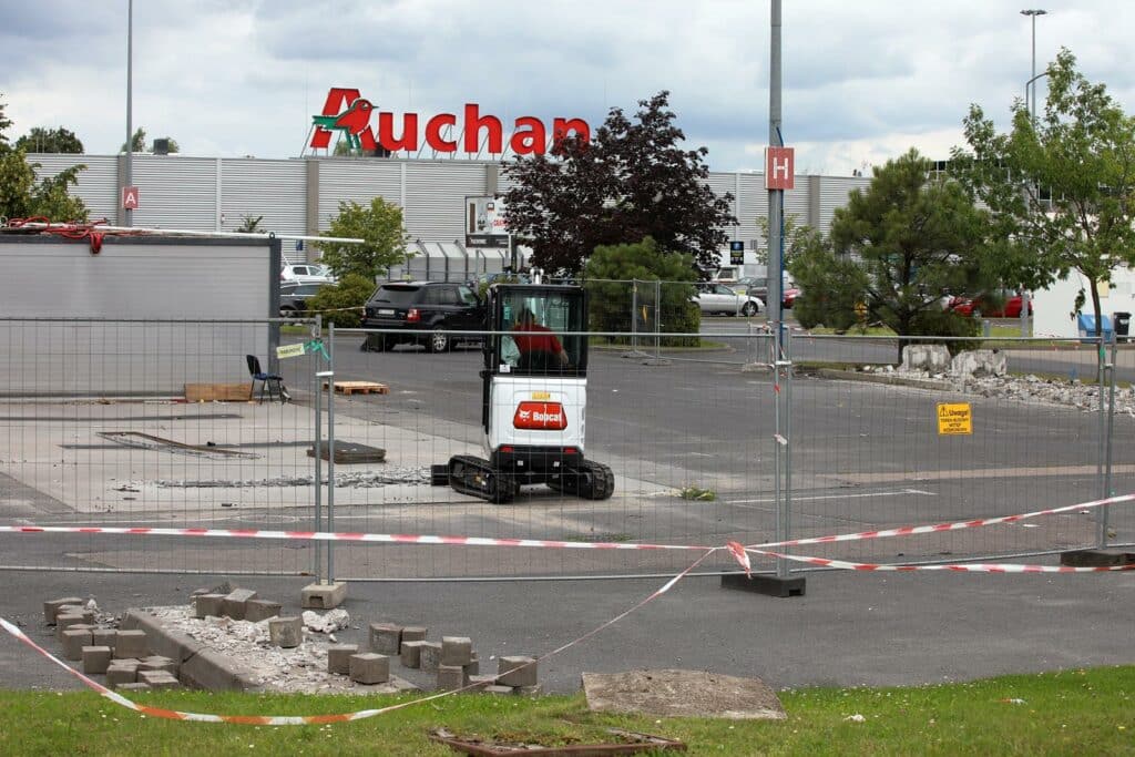 Nowa sieć fast food w Olsztynie. Na parkingu Auchan trwa budowa konkurencji dla McDonald’s
