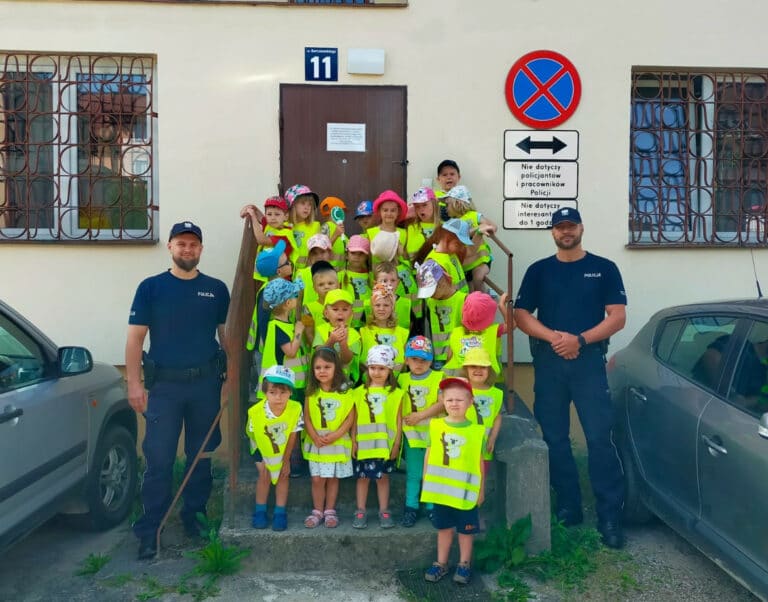 Przedszkolaki odwiedzili policjant&oacute;w z Dywit
