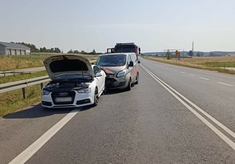 73-letni kierujący busem nie zachował należytej ostrożności i najechał na tył poprzedzającego audi