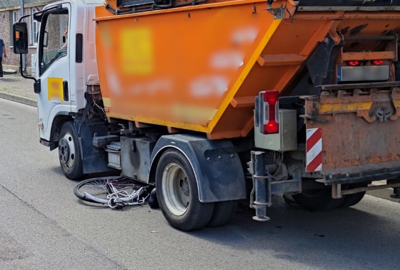 Kierowca śmieciarki uderzył w rowerzystę. 68-letni rowerzysta trafił do szpitala z obrażeniami wypadek Ełk, Wiadomości