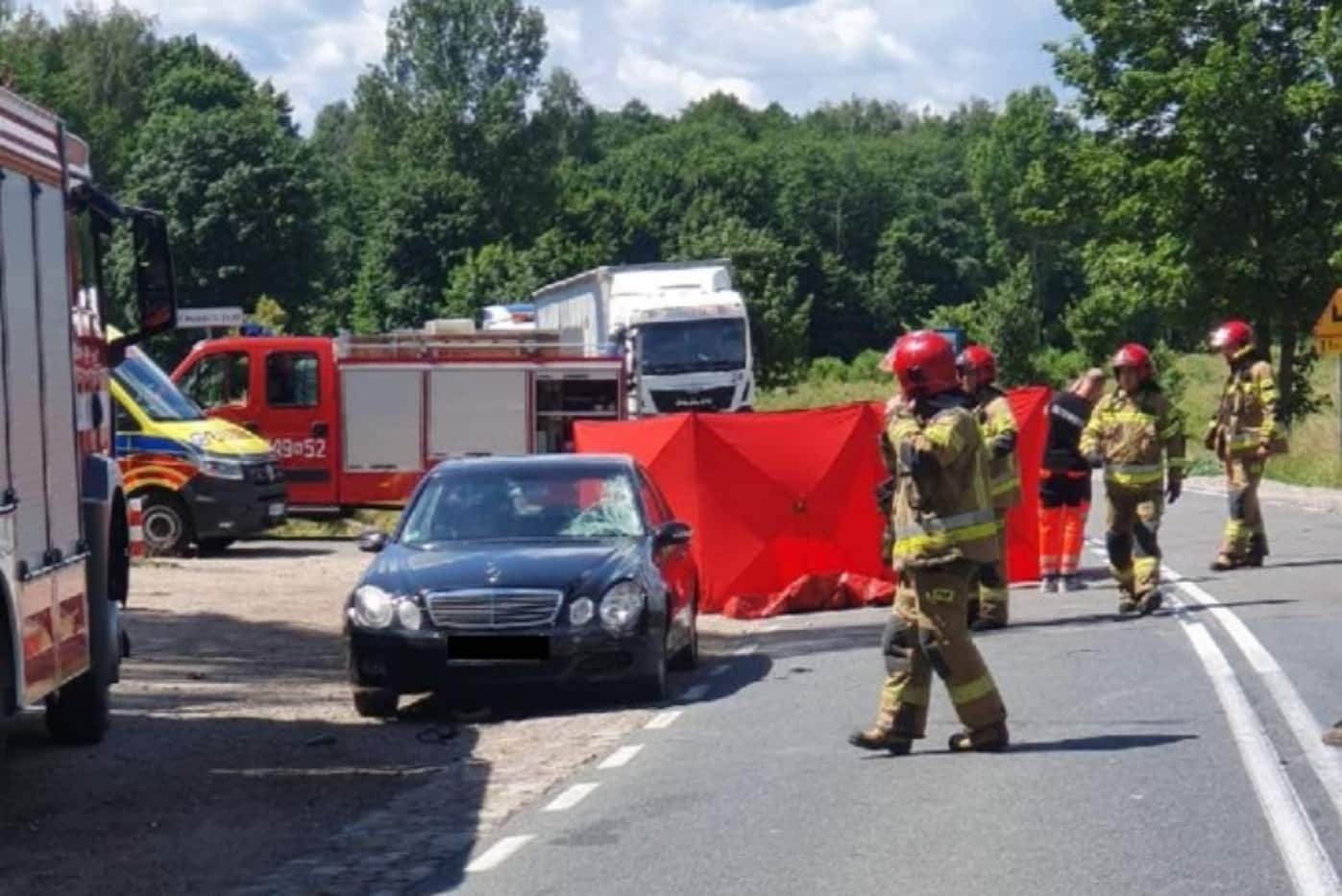 Motorowerzysta zginął na miejscu. Kierowcy mercedesa i pasażerce nic się nie stało wypadek Giżycko, Wiadomości, zPAP