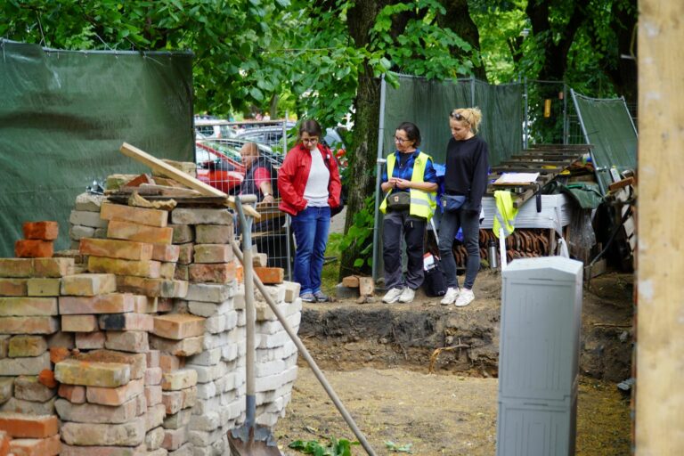 Niecodzienne odkrycie archeologiczne pod placem na Mazurach