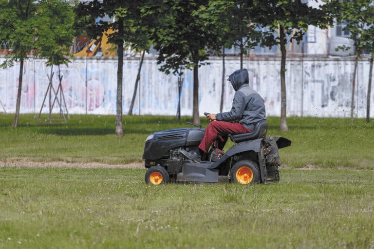 Mieszkaniec Olsztyna jeździł ulicami Jarot traktorkiem ogrodowym. Był kompletnie pijany