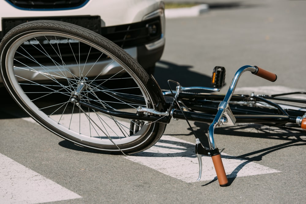 37-latek jadąc jednośladem doprowadził do czołowego zderzenia z rowerzystką i uderzył w zaparkowany pojazd wypadek Kraj, TOP, zemptypost, zPAP