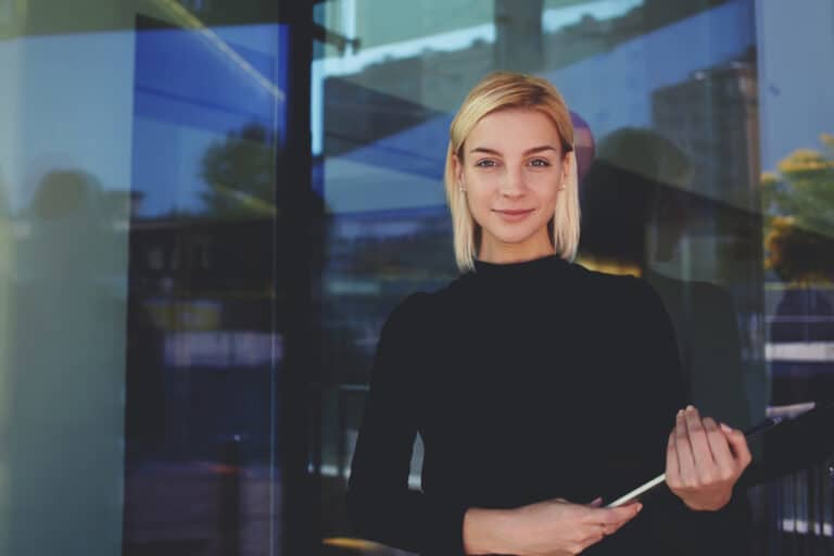 Czym zajmują się hostessy i kiedy warto je wynająć?