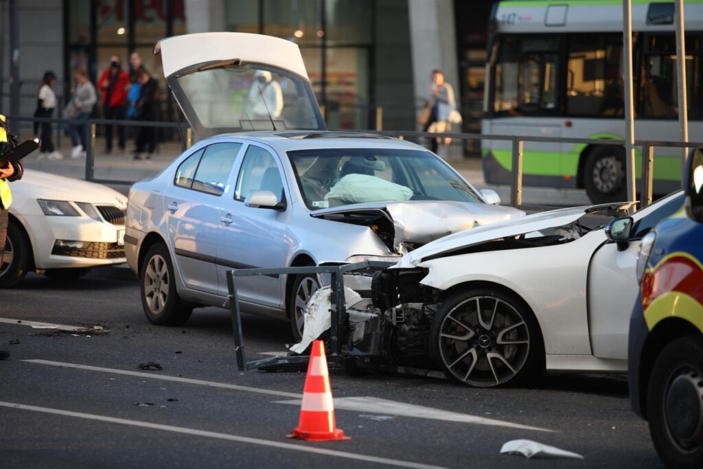 Czekasz sobie spokojnie na zielone światło, a tu nagle wbija się w ciebie pirat drogowy :( - Młody kierowca nie opanował ekskluzywnego Mercedesa? Pod Galerią Warmińską rozbił trzy auta