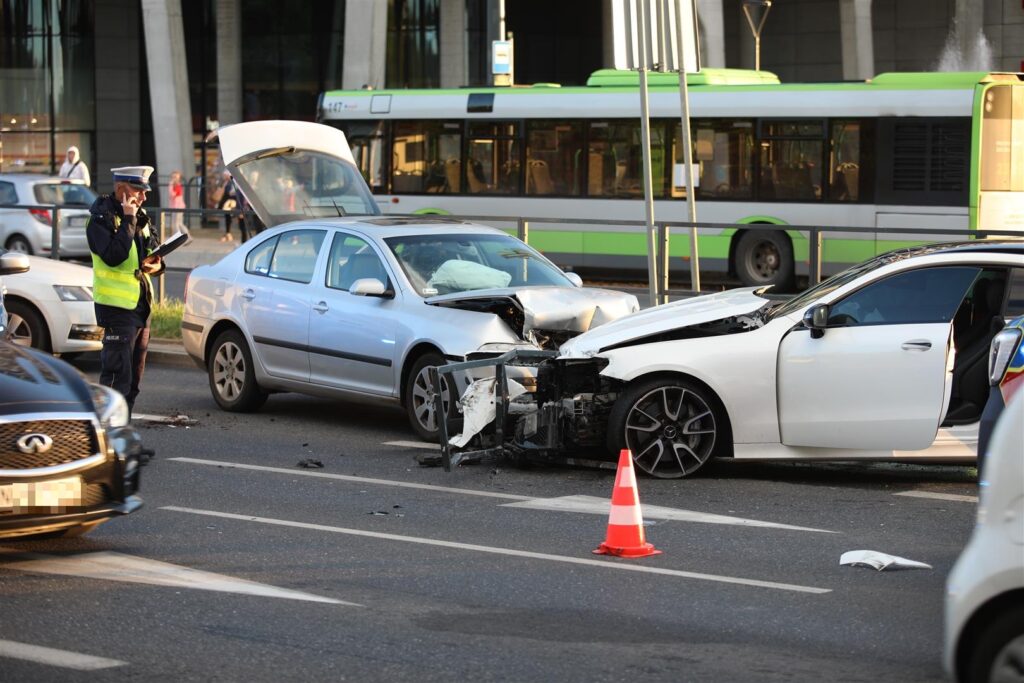 Czekasz sobie spokojnie na zielone światło, a tu nagle wbija się w ciebie pirat drogowy :( - Młody kierowca nie opanował ekskluzywnego Mercedesa? Pod Galerią Warmińską rozbił trzy auta