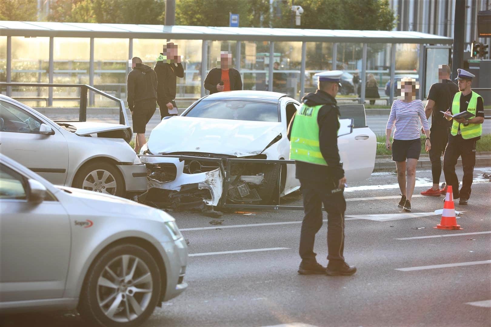 Driftował pod Galerią Warmińską? 22-letni kierowca Mercedesa stracił "prawko" wypadek Olsztyn, Wiadomości, Wideo