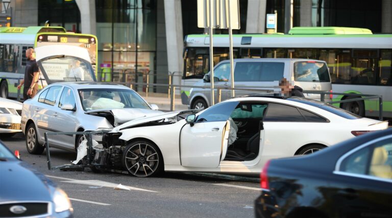 Młody kierowca nie opanował ekskluzywnego Mercedesa? Pod Galerią Warmińską rozbił trzy auta