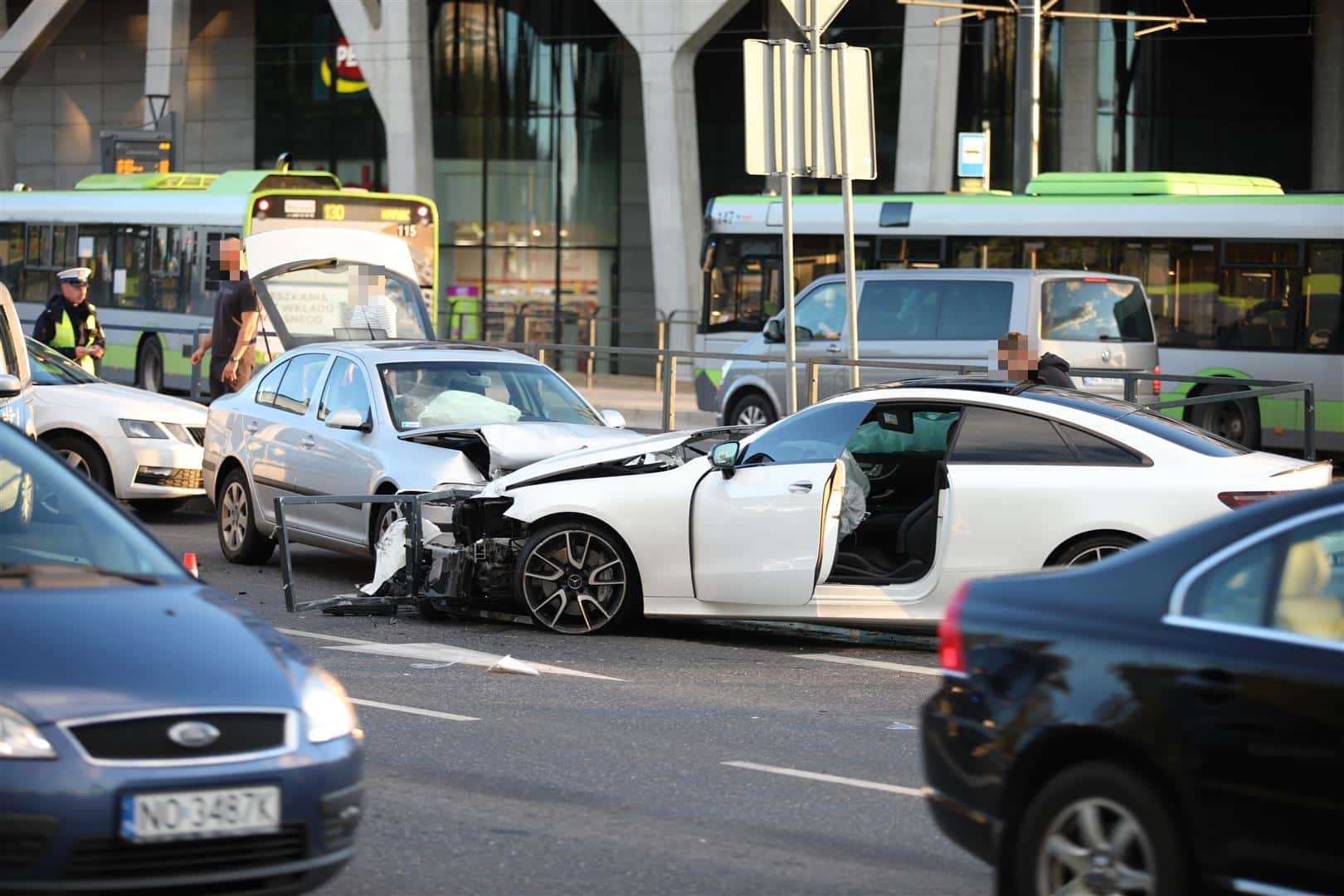 Driftował pod Galerią Warmińską? 22-letni kierowca Mercedesa stracił "prawko" wypadek Olsztyn, Wiadomości, Wideo