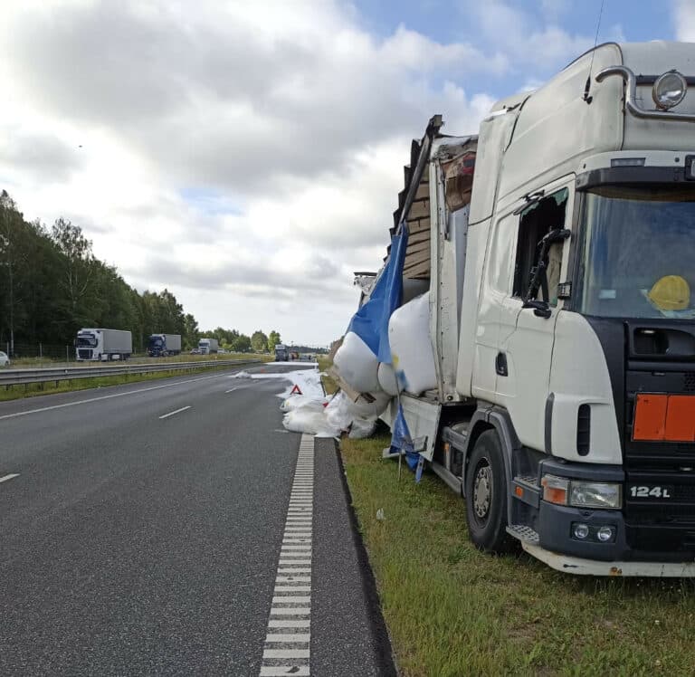 Na skutek zdarzenia na drogę rozsypał się przewożony ładunek. Całkowicie zablokowana S7