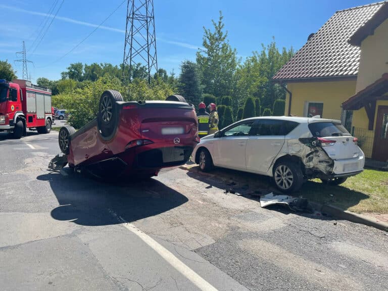 39-letnia kierująca najechała na inny pojazd. Doszło do dachowania auta na jezdni