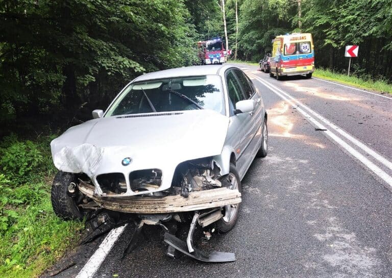 Obywatel Ukrainy pędząc BMW wjechał w trzyosobową rodzinę, kt&oacute;ra jechała prawidłowo drugim pasem&nbsp;