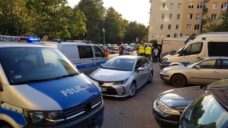 Obława na ul. Żołnierskiej. Kilkudziesięciu policjant&oacute;w, dwa drony przeczesują okolicę