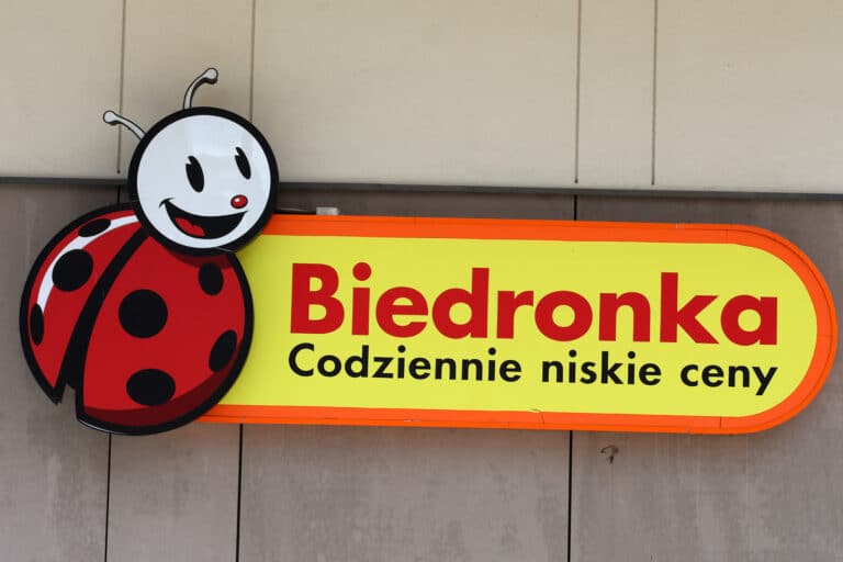 Najbardziej znany polski raper wprowadza sw&oacute;j dziwny produkt do Biedronki