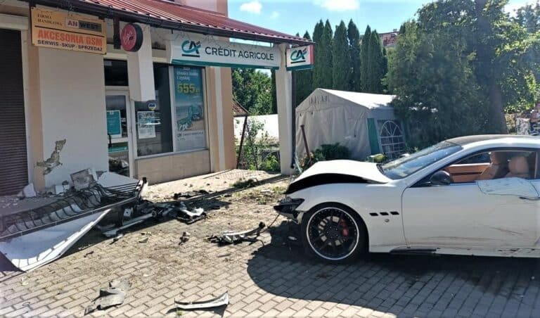 Maserati wjechało w budynek