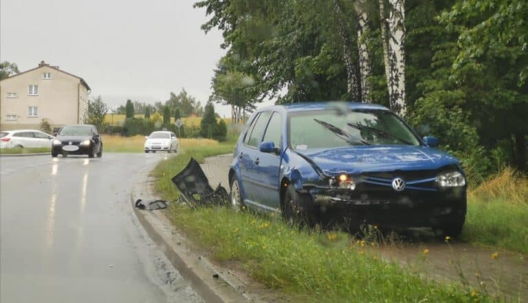 Trzy osoby trafiły do szpitala po wypadku na dk15. W rejonie przechodzą burze z ulewnym deszczem