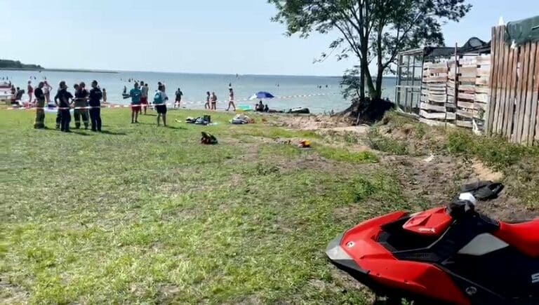 Skuter wodny bez sternika wpłynął z impetem na plażę na kt&oacute;rej wypoczywali turyści