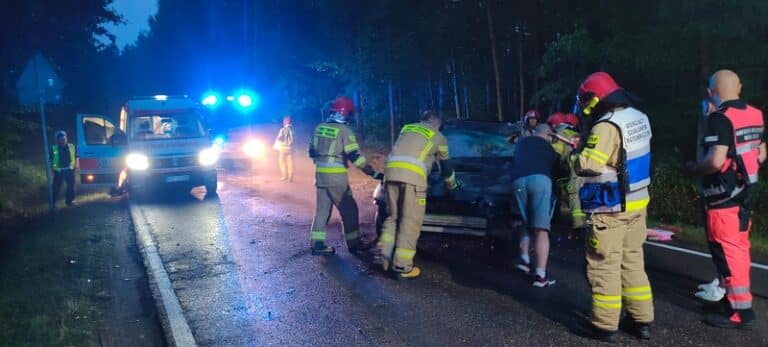 19-latek swoim Subaru zjechał z jezdni do przydrożnego rowu znajdującego się po lewej stronie drogi