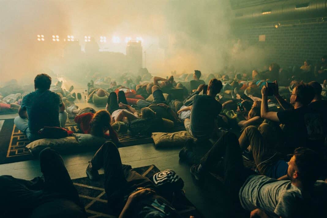 Publiczność leży na podłodze podczas koncertu na festiwalu.