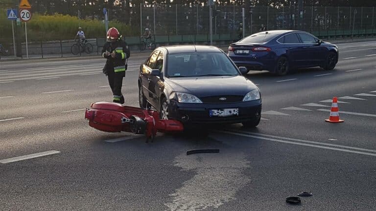 Kierowca forda skręcając w lewo najechał na skuter