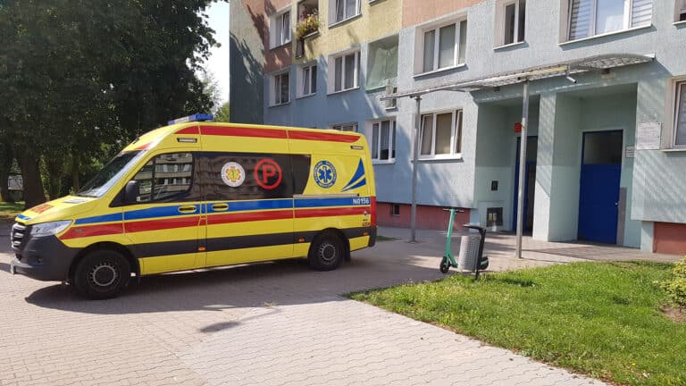 Kobieta zmarła podczas kąpieli. Drzwi do kabiny prysznicowej musieli wyważyć strażacy