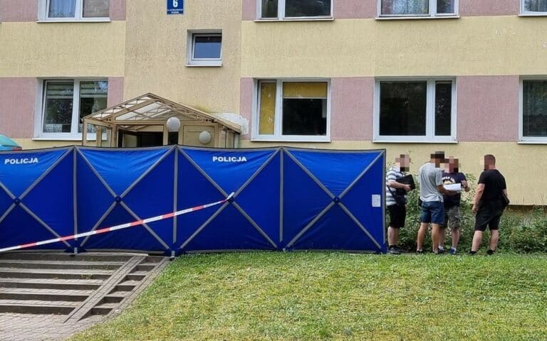 Doszło tu rano do najgorszego. Technicy kryminalistyki pod blokiem w Olsztynie