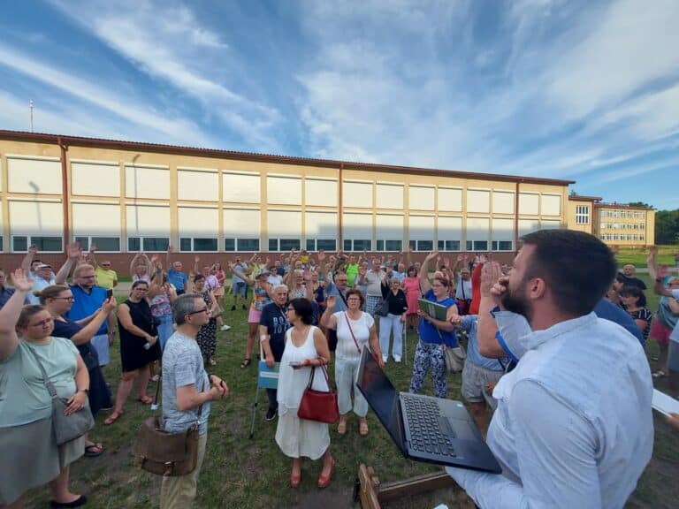 Zarząd spółdzielni odwołał walne zgromadzenie, spółdzielcy odwołali zarząd na… szkolnym boisku